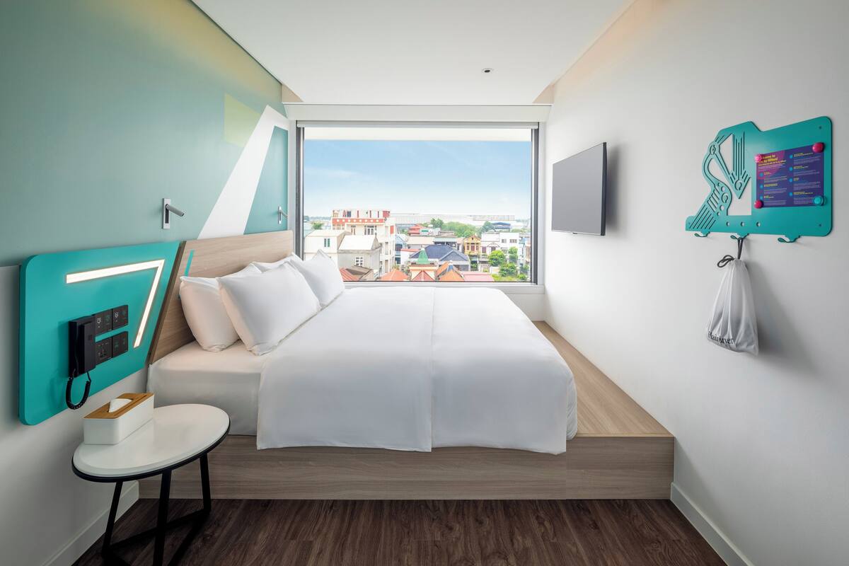 Phòng, 1 giường cỡ king | Minibar, két bảo mật tại phòng, bàn 