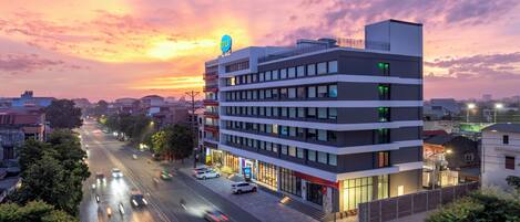 Vista frontal de la propiedad