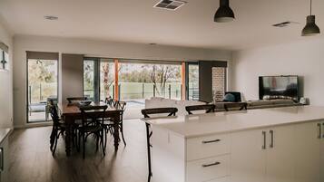 Frigorífic, microones, forn i placa de cuina