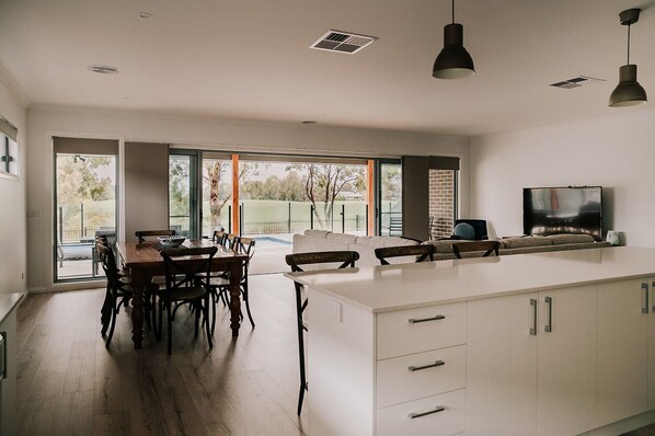 Frigorífico, microondas, horno y placa de cocina