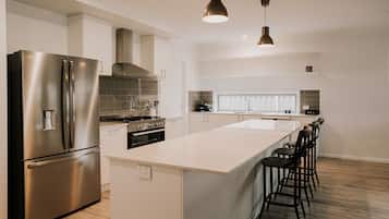 Een koelkast, een magnetron, een oven, een kookplaat