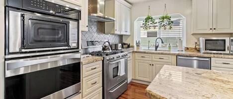 Réfrigérateur, micro-ondes, plaque de cuisson, lave-vaisselle