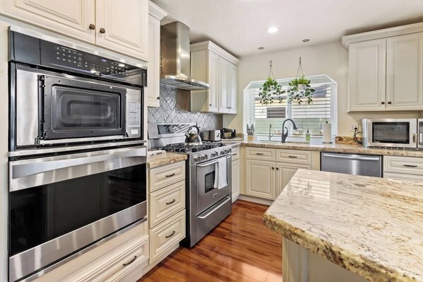 Réfrigérateur, micro-ondes, plaque de cuisson, lave-vaisselle