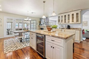 Réfrigérateur, micro-ondes, plaque de cuisson, lave-vaisselle