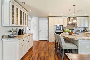 Geladeira, micro-ondas, cooktop, lava-louças