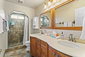 Shower, hair dryer, shampoo - Remodeled 3BR Vegas Pool House with Arcade (Henderson)