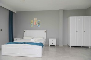 Deluxe-Vierbettzimmer | Verdunkelungsvorhänge, Bügeleisen/Bügelbrett