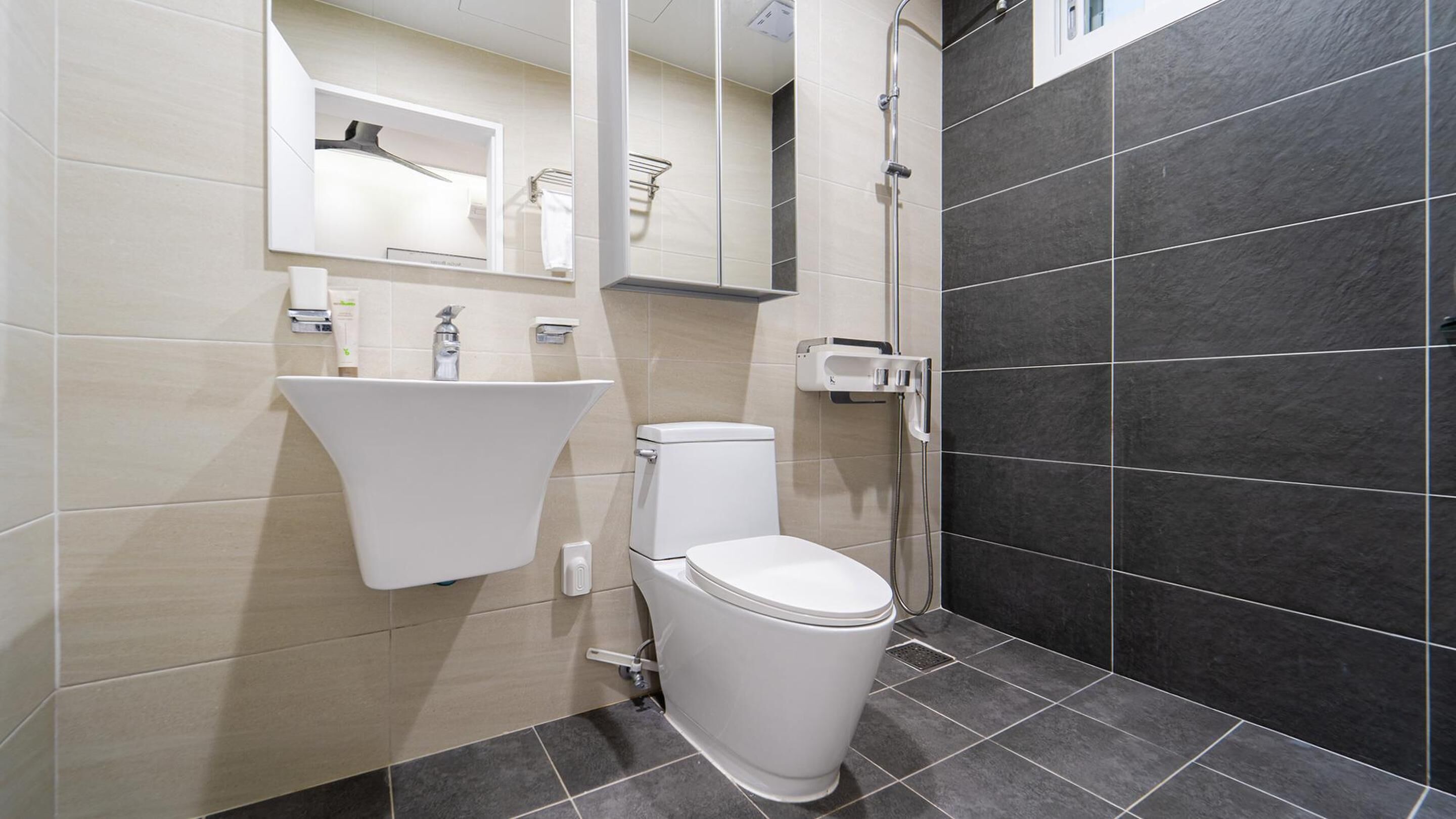 Basic Room, 1 Bedroom (19ho) | Bathroom | Towels