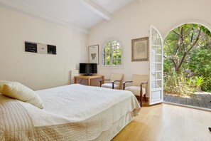 6 makuuhuonetta, työpöytä, silitysrauta/-lauta, vauvan matkasänky