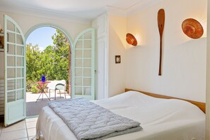 6 bedrooms, desk, iron/ironing board, travel cot