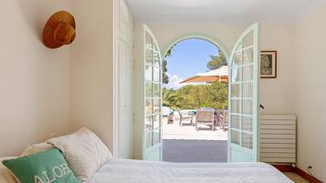 6 makuuhuonetta, työpöytä, silitysrauta/-lauta, vauvan matkasänky