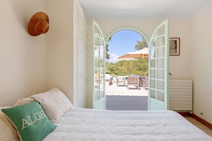 6 makuuhuonetta, työpöytä, silitysrauta/-lauta, vauvan matkasänky