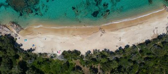 Maison de famille les pieds dans l'eau face à une belle plage de sable fin