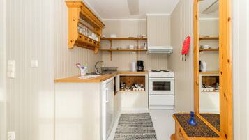 Departamento, 2 habitaciones | Cocina privada | Frigobar, horno, parrilla de estufa y cafetera y tetera