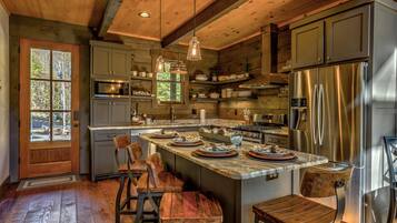 Cabin, 3 Bedrooms | Private kitchen