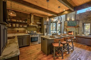 Cabin, 3 Bedrooms | Private kitchen