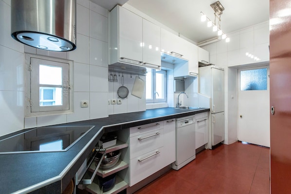 Frigorífico, microondas, horno y placa de cocina