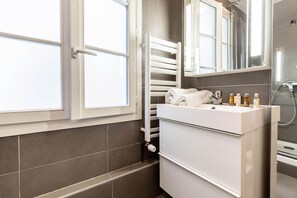 Shower, hair dryer, towels