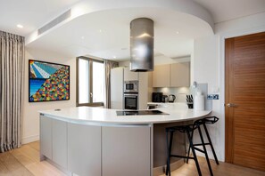 Kühlschrank, Mikrowelle, Ofen, Geschirrspüler