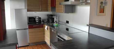 Réfrigérateur, four à micro-ondes, un four, surface de cuisson