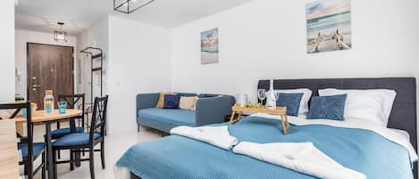 Tabla de planchar con plancha, wifi y ropa de cama