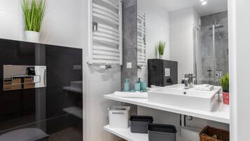 Shower, hair dryer, towels, shampoo