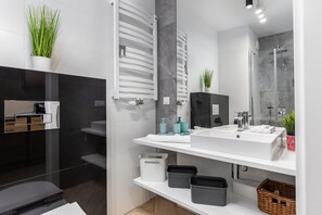 Dusche, Haartrockner, Handtücher, Shampoo