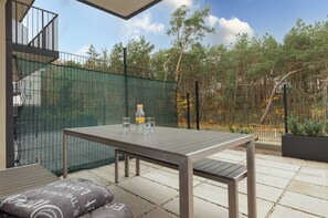 Outdoor dining - Bright Apartment right on the beach | Terrace and Parking (Międzywodzie)