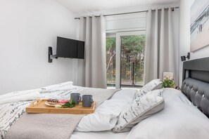 1 bedroom, iron/ironing board, WiFi, bed sheets - Bright Apartment right on the beach | Terrace and Parking (Międzywodzie)