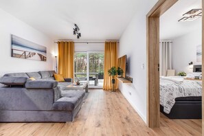 1 bedroom, iron/ironing board, WiFi, bed sheets - Bright Apartment right on the beach | Terrace and Parking (Międzywodzie)