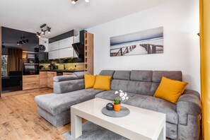 TV - Bright Apartment right on the beach | Terrace and Parking (Międzywodzie)