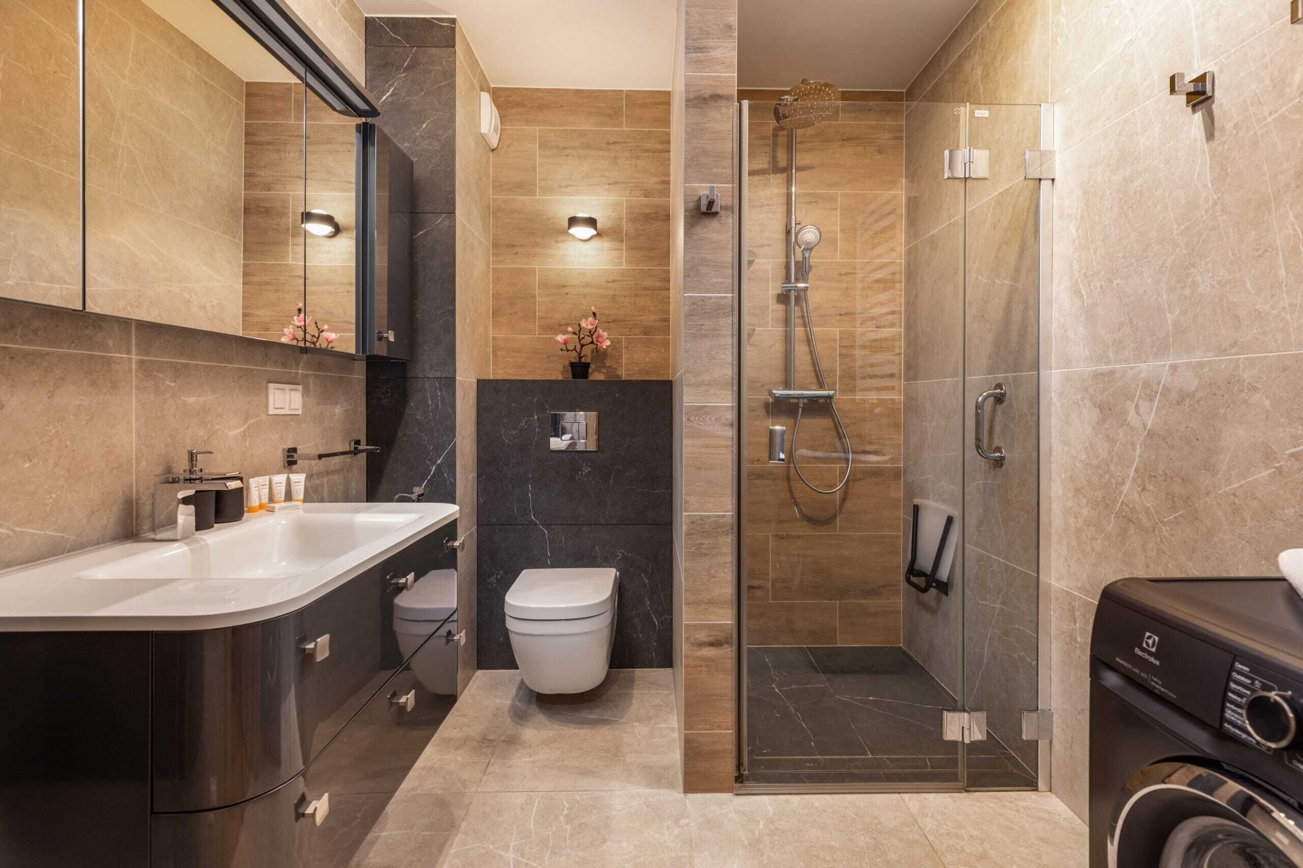Een douche, een haardroger, handdoeken, shampoo