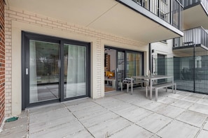 Outdoor dining - Bright Apartment right on the beach | Terrace and Parking (Międzywodzie)