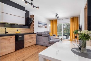 TV - Bright Apartment right on the beach | Terrace and Parking (Międzywodzie)