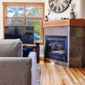 Smart TV, fireplace, offices, printers - McAuley Manor - Mountain Views, Downtown Location (Canmore)