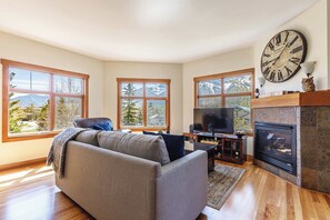 Smart-tv, eldstad, kontor och printers