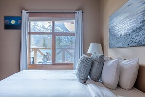 2 bedrooms, desk, iron/ironing board, travel cot - McAuley Manor - Mountain Views, Downtown Location (Canmore)