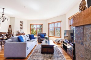 Smart-TV, Kamin, Arbeitsbereiche, Drucker