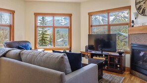 Smart-TV, Kamin, Arbeitsbereiche, Drucker