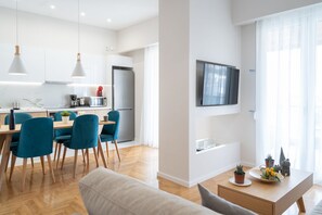 Deluxe Apartment | Dining room