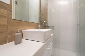 Appartement Deluxe | Salle de bain | Douche, séchoir à cheveux, serviettes fournies, savon