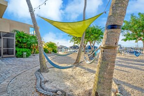Property grounds - Rare Bayfront End Unit Moon Bay 2BR w/ Boat Slip, Pool, Beach & Sunset Views (Key Largo)