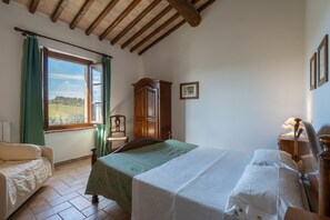 2 bedrooms, iron/ironing board, travel cot, free WiFi