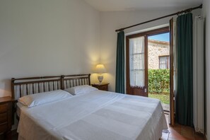 2 bedrooms, travel crib, free WiFi - Rocche di Valiano, Gelsomino in Siena, pool use, AC (Castelnuovo Berardenga)