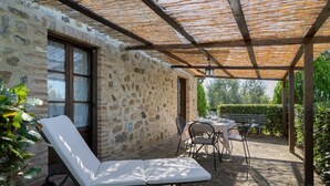 A stone building with a covered patio area. - Rocche di Valiano, Gelsomino in Siena, pool use, AC (Castelnuovo Berardenga)