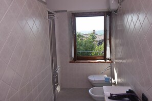 تجهيزات دش، مجففات شعر، مراحيض شطف، ورق حمّام
