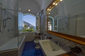 Baignoire, sèche-cheveux, bidet