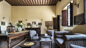 Une pièce au décor traditionnel, avec une table en bois, des chaises à motifs et un banc.