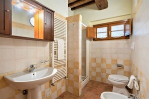 Ein Badezimmer mit Waschbecken, Toilette und Dusche.