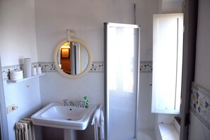 Dusche, Haartrockner, Bidet